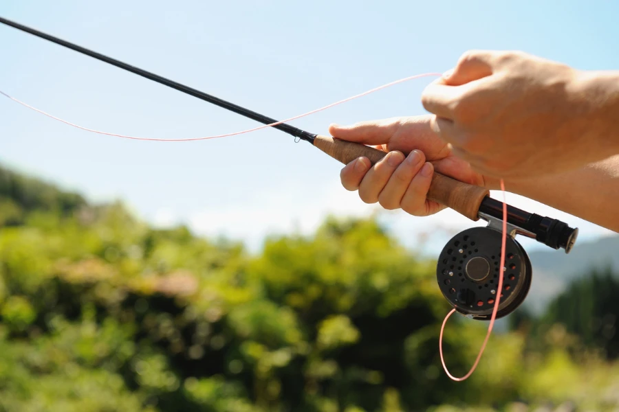 Flugfiskespö i närbild – en klassisk metod för att fiska regnbåge, särskilt effektiv i strömmande vatten och klarvattensjöar.