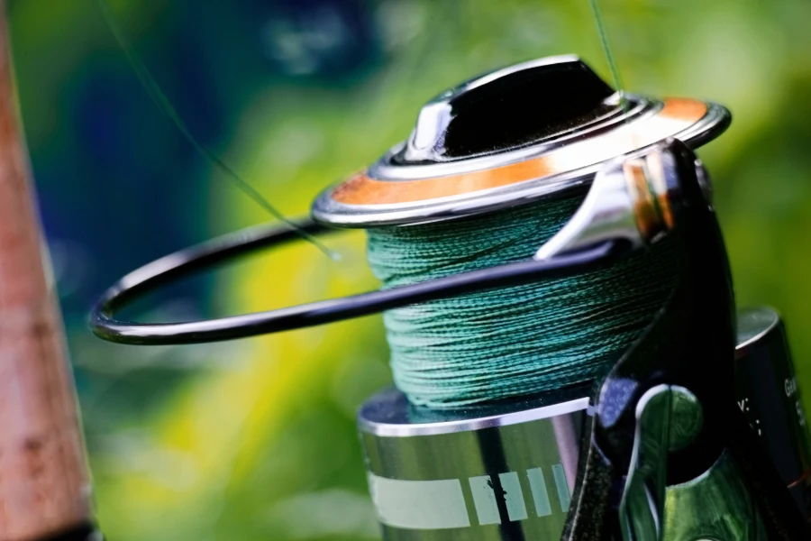 Närbild på haspelrulle med grön lina – ett viktigt redskap för att fiska regnbåge med spinnspö i svenska sportfiskevatten.