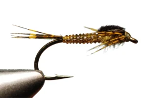 Närbild av en Pheasant Tail Nymph för flugfiske, bunden med segmenterad brun kropp, spröt med gula markeringar och mörk thorax för att imitera en dagsländenymf.